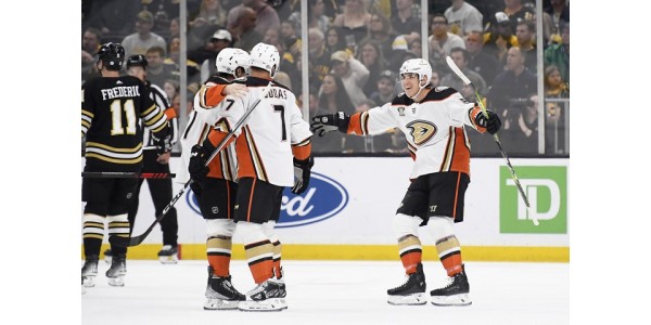 Anaheim Ducks se vrací v prodloužení, aby porazil Boston Bruins Anaheim Ducks se vrací v prodloužení, aby porazil Boston Bruins
